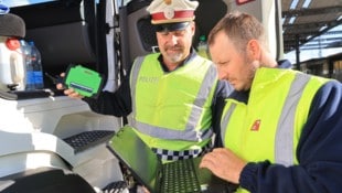 Die Lkw-Daten fließen in den Laptop der Polizei – Ausflüchte wohl zwecklos.