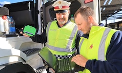 Die Lkw-Daten fließen in den Laptop der Polizei – Ausflüchte wohl zwecklos.