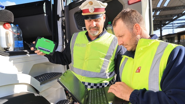 Die Lkw-Daten fließen in den Laptop der Polizei – Ausflüchte wohl zwecklos.