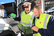 Die Lkw-Daten fließen in den Laptop der Polizei – Ausflüchte wohl zwecklos.