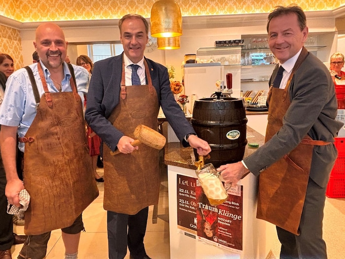Bieranstich zum 115-Jahr- Jubiläum: LR Schneemann und LKW-Präsident Berlakovich mit Heinz Bayer.