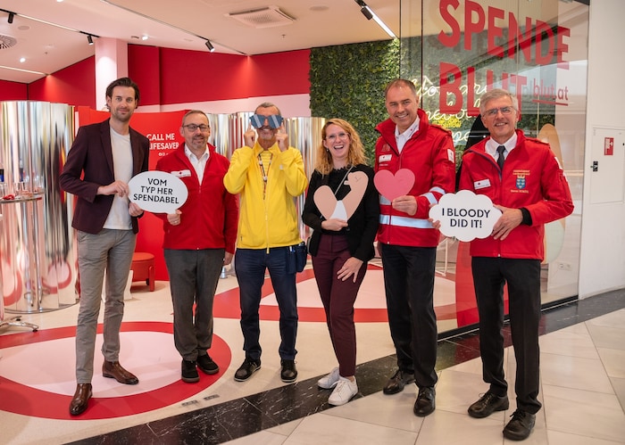 Lukas Binder von der Firma Stroblbinder, Projektleiter Bernard Reiter, IKEA-Market Manager Georg ...