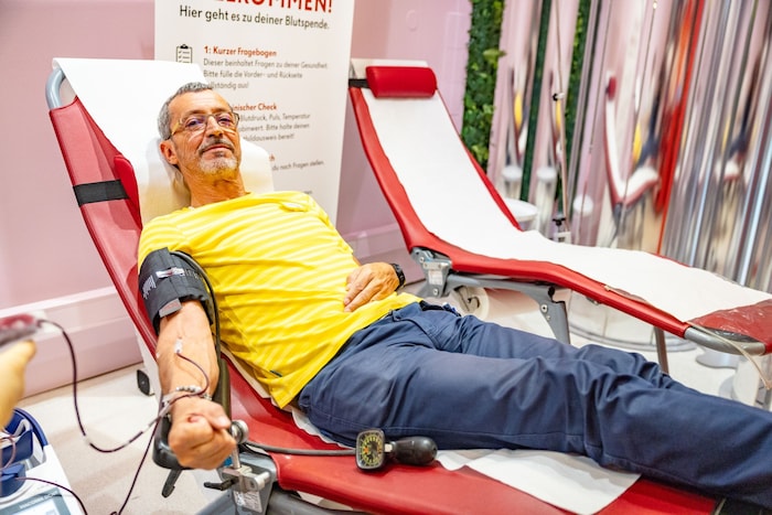 Georg Platzer, Market Manager von IKEA, spendete spontan nach der offiziellen Eröffnung sein ...