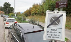 Die Parkplätze im Fuchsrain sind von Montag bis Freitag mit in Deutschland zugelassenen Autos ...