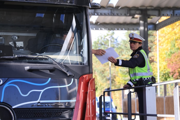 „Papiere bitte“ – rund eine Million Lkw jährlich werden ausgeleitet, ein Teil einer näheren ...