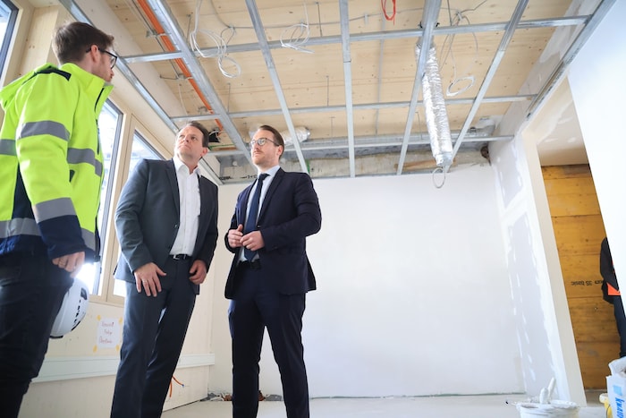 Projektleiter Röck führte Zumtobel und Wohlgemuth (von links) durch die Baustelle.