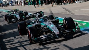 Auch 2026 werden George Russell (vorne) und Andrea Kimi Antonelli (hinten) für Mercedes an den ...