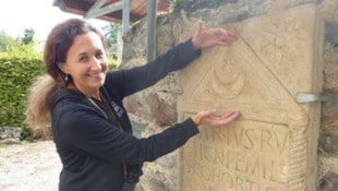Jasmine Ampferthaler kennt am Magdalensberg Mond und Sterne auf römischen Steinen.