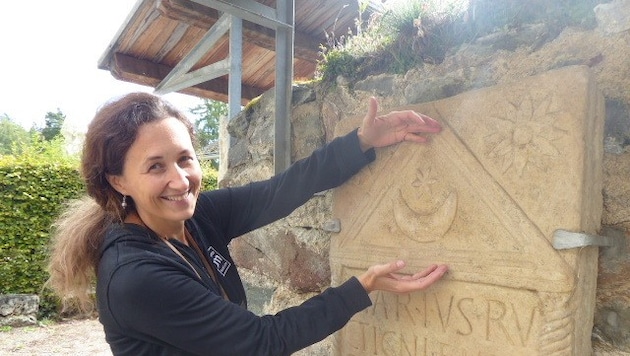 Jasmine Ampferthaler kennt am Magdalensberg Mond und Sterne auf römischen Steinen.