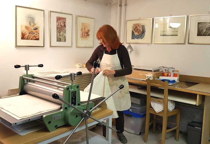 Birgit Risavy beim Drucken in ihrem Atelier.