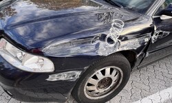Viele Dellen: Der Audi hielt den irren „Fahrstil“ nicht durch.
