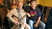 Er wollte es nochmal wissen – Saxophonkurs in Pension gelungen: Erhard Blaschke mit Förderer  ...