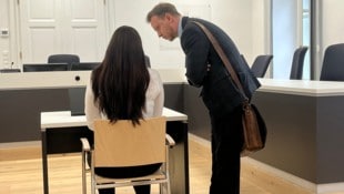 Verteidiger Bernd Wiesinger mit seiner Mandantin (15), die aus der U-Haft kam.
