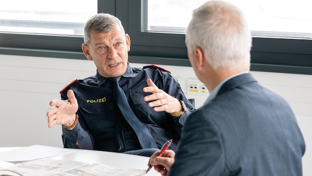 Landespolizeidirektor Helmut Tomac im Gespräch mit der „Krone“