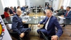 Landespolizei-Vize Günther Humer (li.) informierte über den Stand der Ermittlungen. LH Thomas ...