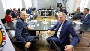 Landespolizei-Vize Günther Humer (li.) informierte über den Stand der Ermittlungen. LH Thomas ...