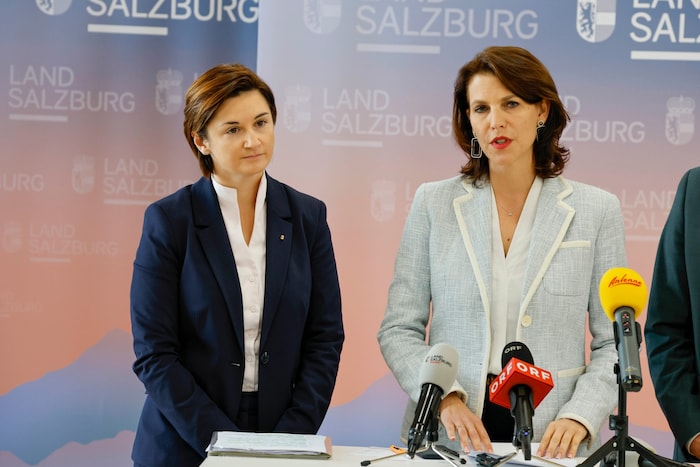 Landeshauptfrau Karoline Edtstadler (ÖVP, rechts) und Vize Svazek (FPÖ, links) verkündeten die ...