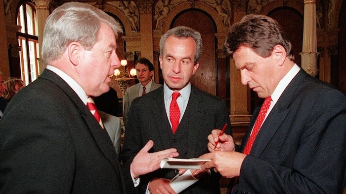 Mai 1996: Rold Scholten (Mitte) mit dem damaligen Bundeskanzler Franz Vrabitzky (li.) und seinem ...