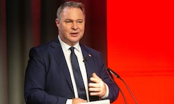 Kulturminister Andreas Babler (SPÖ) lässt sich nun ganz offiziell von einem seiner Vorgänger im ...