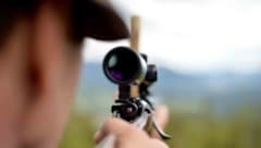 Mit November gelten neue Regeln für Waffenbesitzer, wie etwa den verbesserten Behördenaustausch. ...