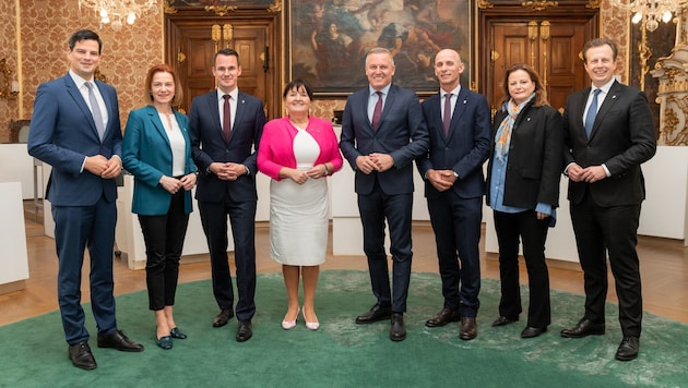 Die FPÖ-ÖVP-Landesregierung mit Finanzlandesrat Willibald Ehrenhöfer (3. von rechts).