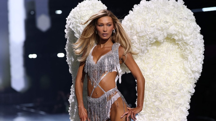 Bella Hadid feierte in New York ihr großes Laufsteg-Comeback in sexy Dessous.