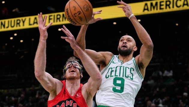 Jakob Pöltl (l.) im Duell mit Derrick White