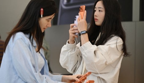 Die Nachschub-Schwierigkeiten bei iPhones seien noch nicht gelöst, sagte Cook in einem ...