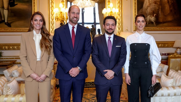 Prinzessin Kate und Prinz William posieren mit Kronprinz Hussein von Jordanien und Prinzessin ...