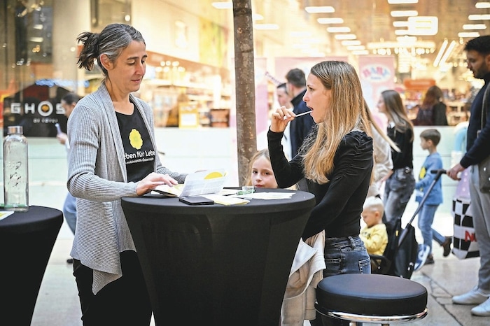 Beim Stand von Geben für Leben wurden fleißig Stammzellen getestet.