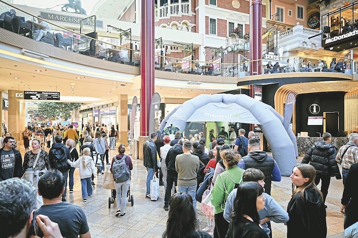 Schlange stehen für die Geschenke und Checks von der Merkur Versicherung.