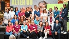 Sie sind die Hoffnung für viele hochbetagte Menschen: Junge Pflegekräfte, die auf der Bühne von ...