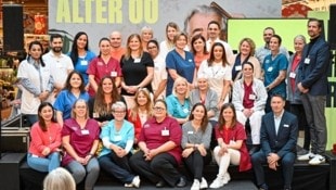 Sie sind die Hoffnung für viele hochbetagte Menschen: Junge Pflegekräfte, die auf der Bühne von ...