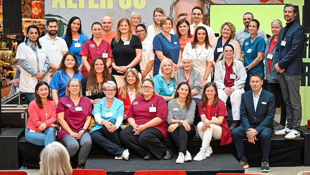 Sie sind die Hoffnung für viele hochbetagte Menschen: Junge Pflegekräfte, die auf der Bühne von ...