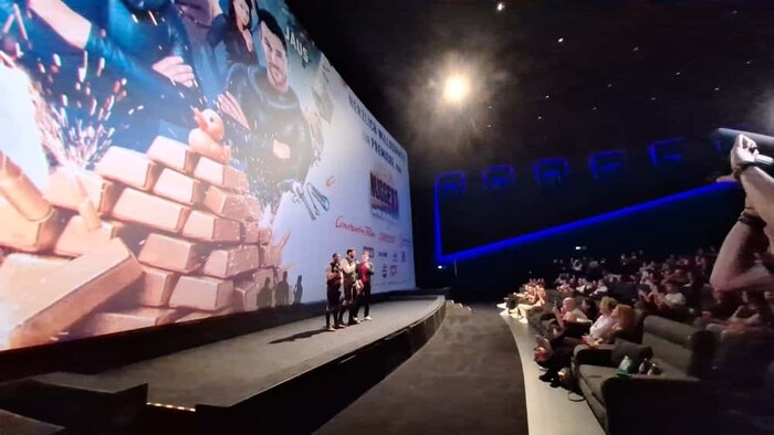 Vor dem Filmstart bedankte sich die Stars des Films bei den weit mehr als 600 Gästen vor Ort, ...