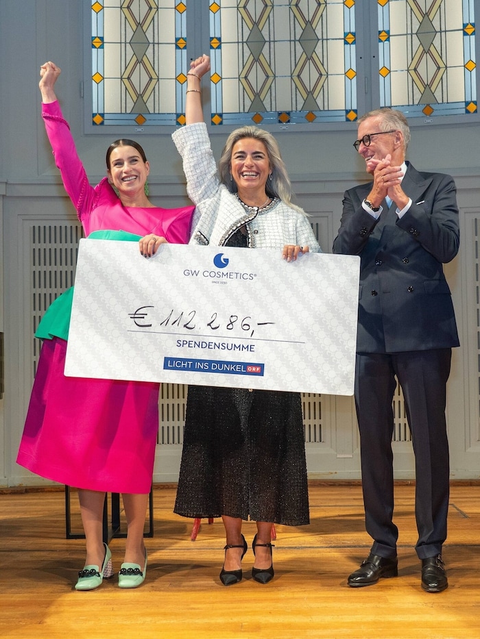 Opernsängerin und Global Ambassador von GW Cosmetics Asmik Grigorian mit Eigentümern Amra und ...