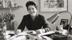 Aenne Burda redigiert 1950 das erste Heft an ihrem Schreibtisch.