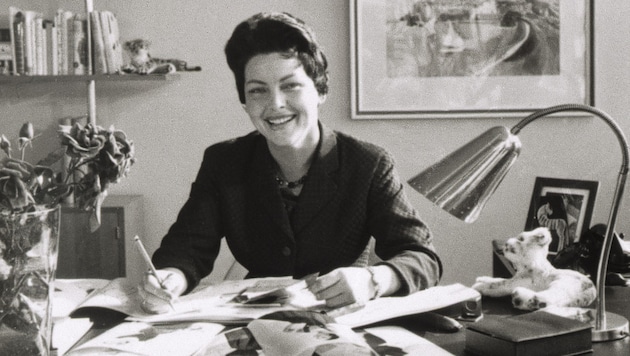 Aenne Burda redigiert 1950 das erste Heft an ihrem Schreibtisch.