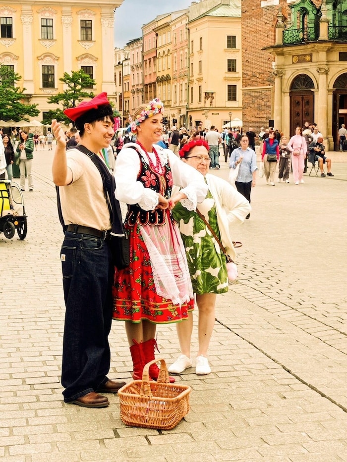 Trachtenmädchen posieren mit Touristen