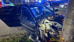 Das Auto wurde massiv beschädigt, der Lenker erlitt Verletzungen.