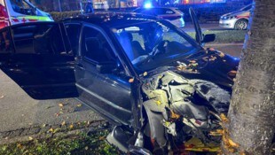 Das Auto wurde massiv beschädigt, der Lenker erlitt Verletzungen.