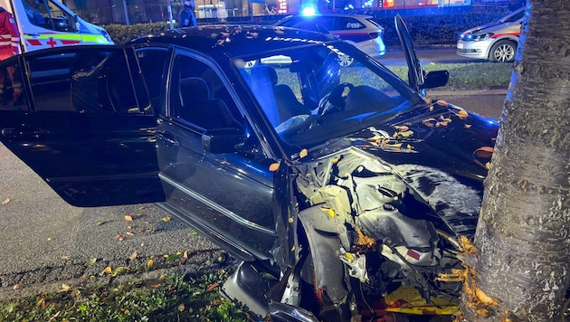 Das Auto wurde massiv beschädigt, der Lenker erlitt Verletzungen.