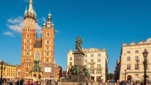 Die ungleichen Türme der Marienkirche dominieren den Hauptplatz.