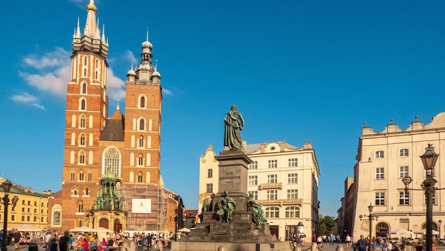 Die ungleichen Türme der Marienkirche dominieren den Hauptplatz.