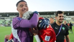 Abdelhakim Mesbahi (li.) wurde gebührend gefeiert.