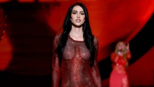 Amelia Gray war schon von vorne eine wahre Augenweide, das sündige Highlight dieses Looks folgte ...