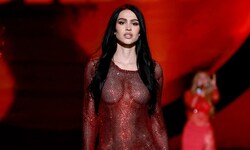 Amelia Gray war schon von vorne eine wahre Augenweide, das sündige Highlight dieses Looks folgte ...