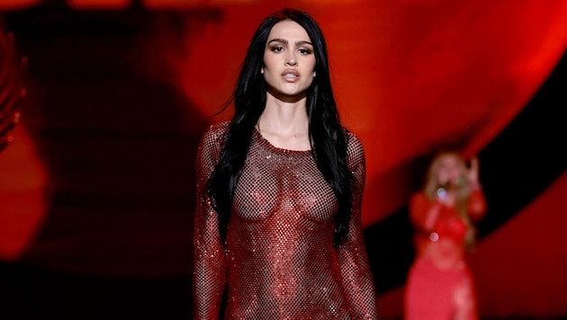 Amelia Gray war schon von vorne eine wahre Augenweide, das sündige Highlight dieses Looks folgte ...