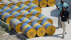 Ölfässer auf dem Gelände einer Raffinerie in Chennai