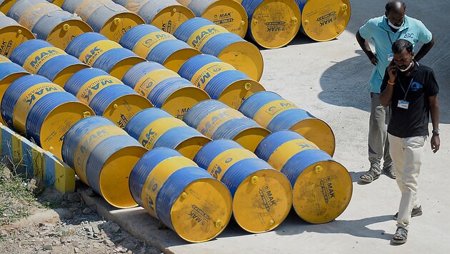 Ölfässer auf dem Gelände einer Raffinerie in Chennai